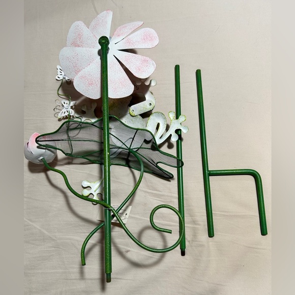 Metal spinning garden stake (1). Home Interiors “FROGGY’S FLORAL WINDMILL “ - Picture 8 of 9